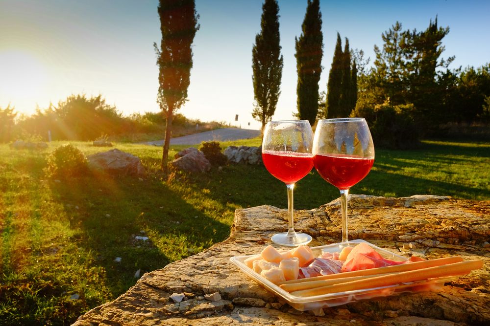 landscape-of-tuscany-and-two-glasses-of-wine-