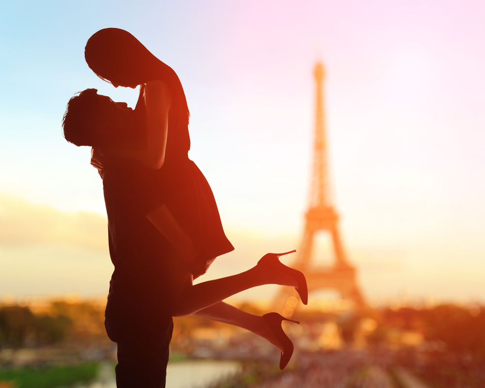 silhouette-of-romantic-lovers-with-eiffel-tower-in-paris-with-sunset