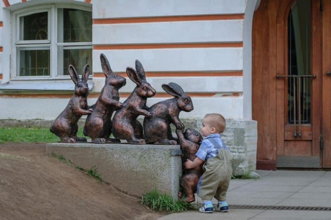 hilarious photos - giving a helping hand hilarious photos - giving a helping hand
