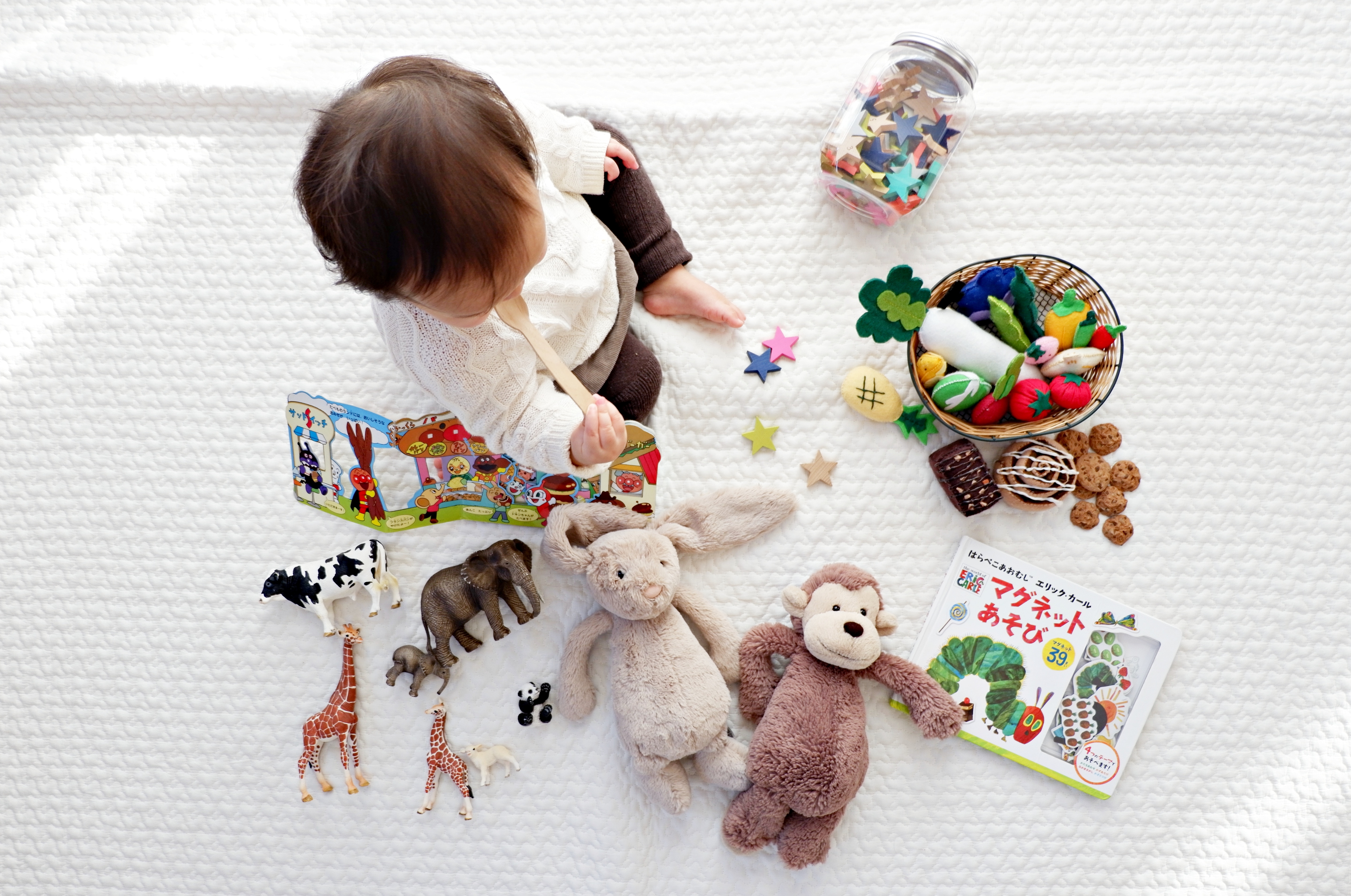 tips for traveling with kids playing with toys