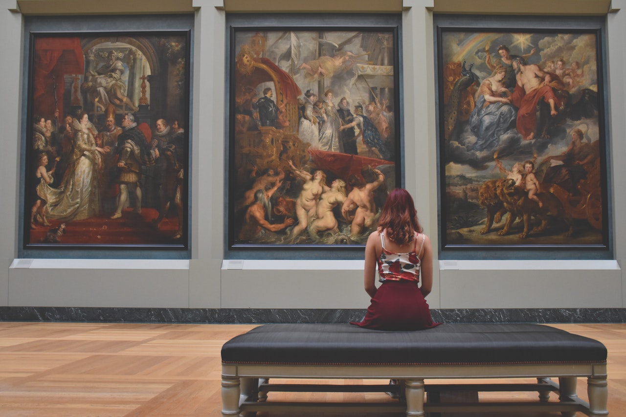 visit a free museum as a way to travel cheaply