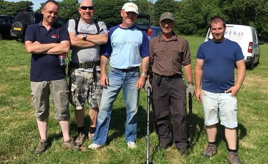 29 hobbyists find an old chain