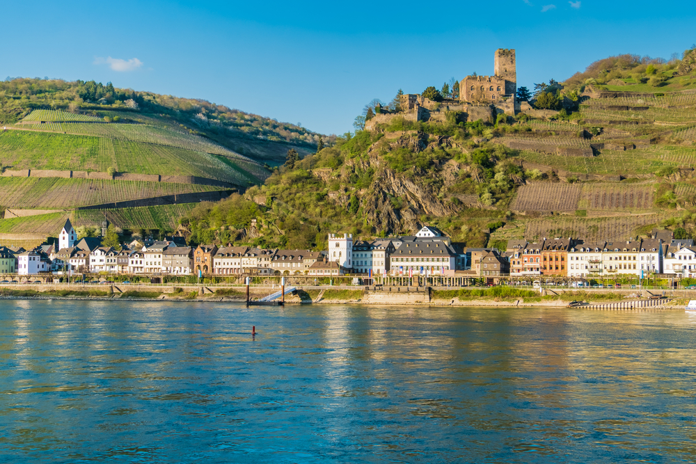 Maus Castle (Burg Maus) above the village of Wellmich, Sankt Goarshausen, Rhine Valley, Rhineland-Palatinate, Germany