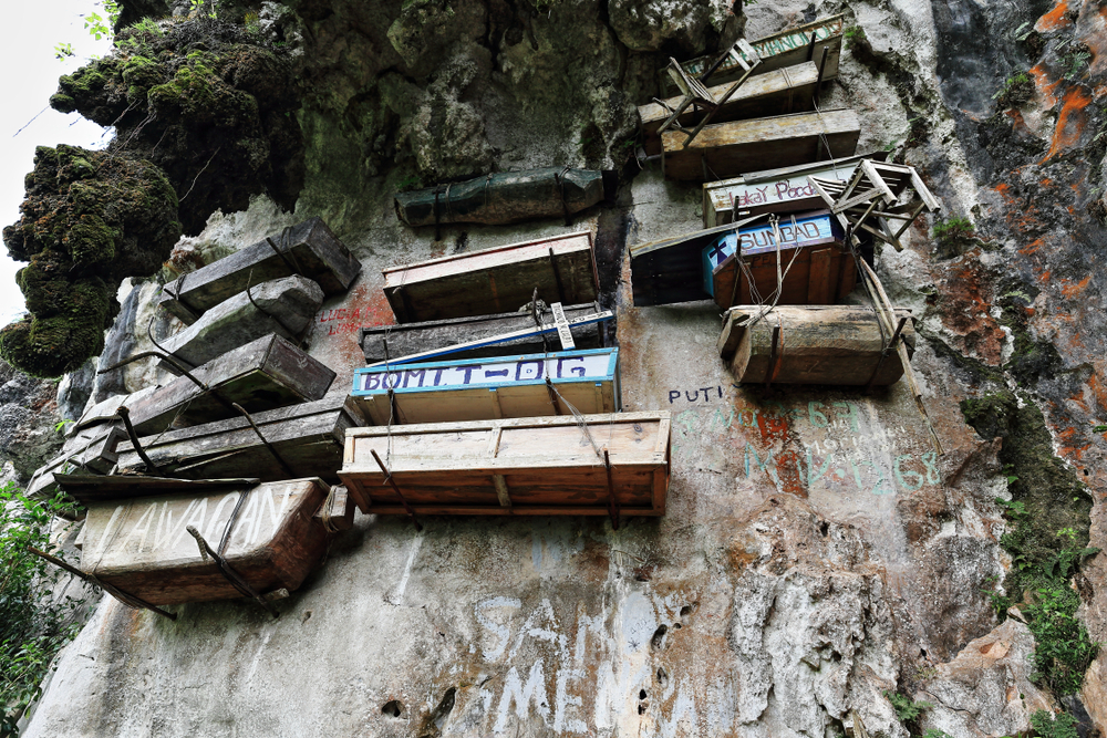 hanging-coffins-of-sagada-philippines-scary-places