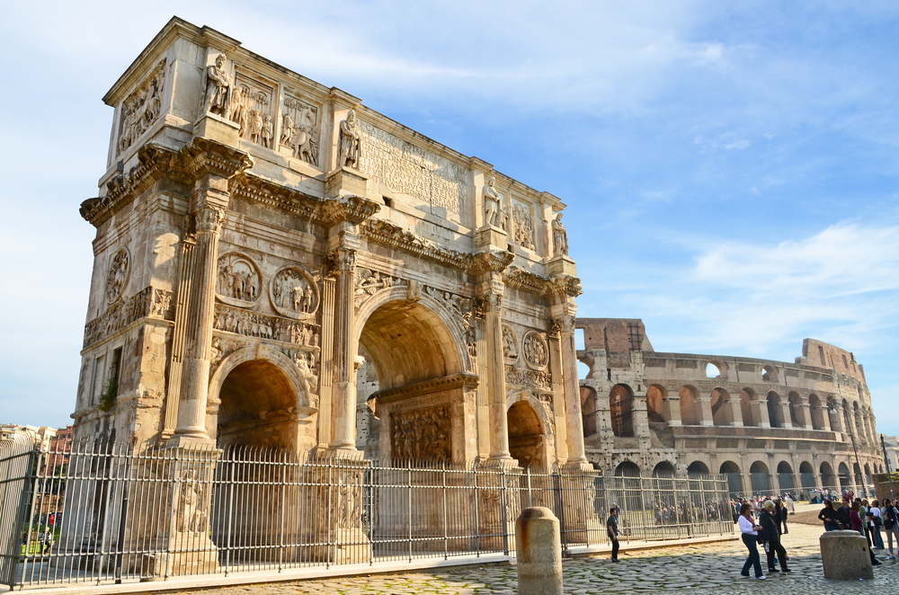 Arch,Of,Constantine,And,Coliseum,In,Background,At,Rome,,Italy