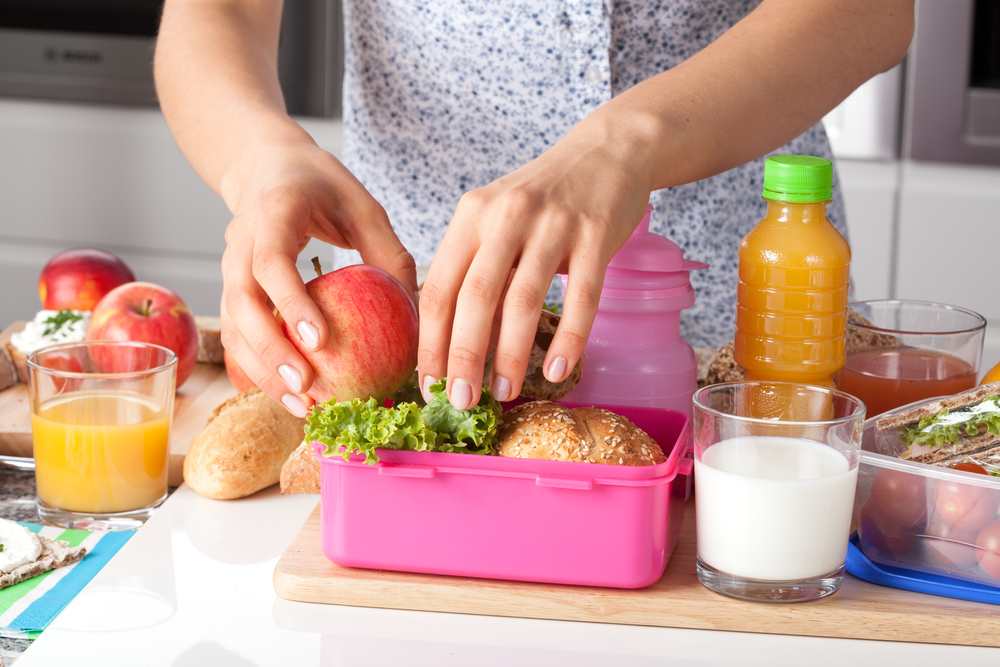 Young,Woman,Making,School,Lunch,In,The,Morning